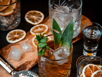 Leia o texto a seguir e descubra se o rum e o gin são bebidas para se usar em Festa Junina