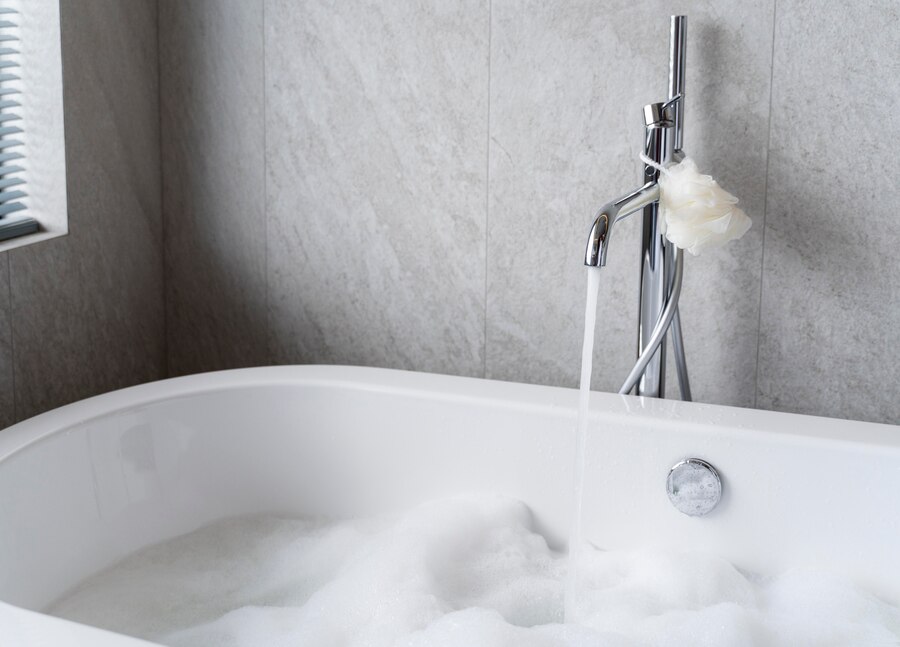 Inovação em design de banheiras: tecnologia e conforto nos hotéis de vanguarda