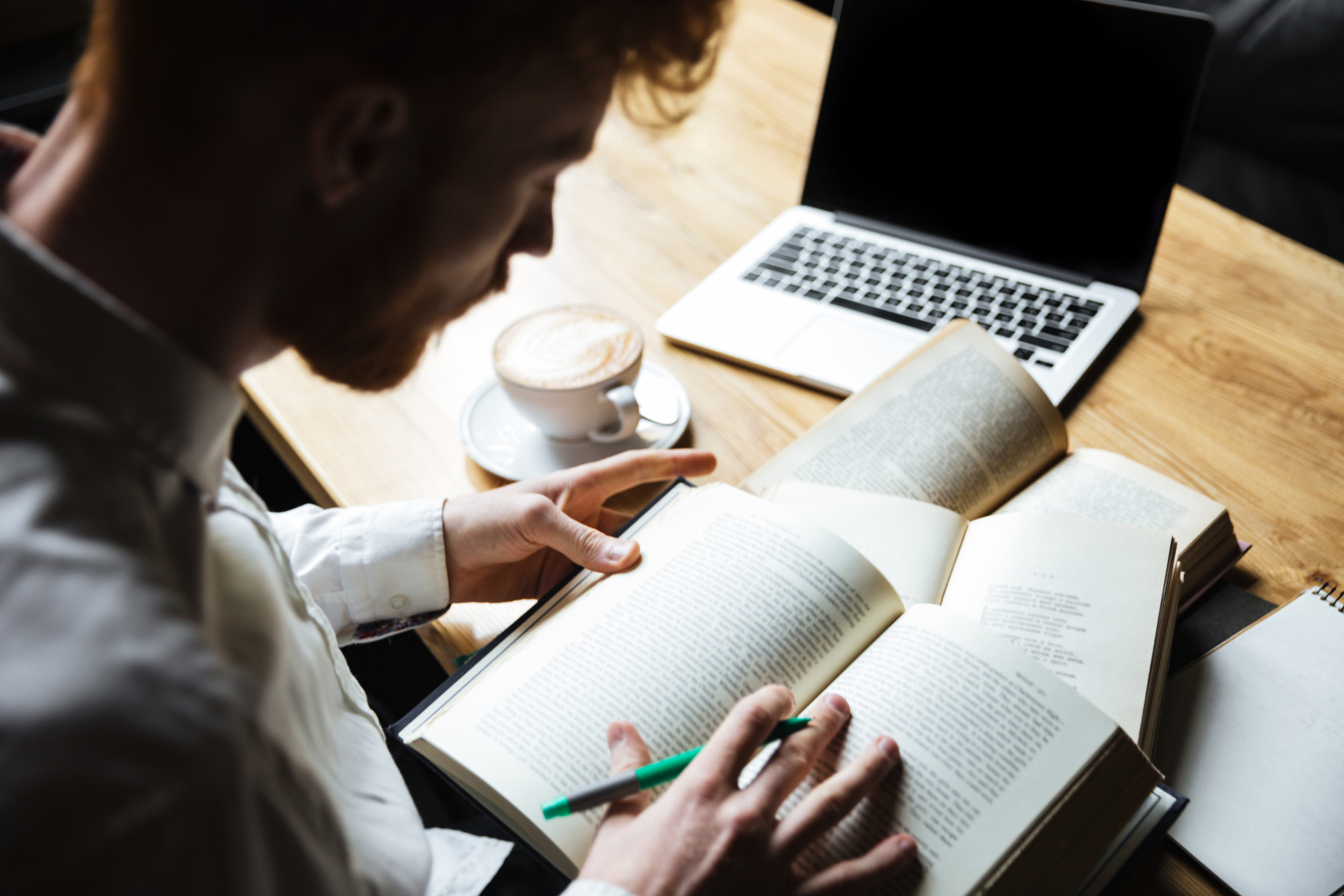 Descubra cursos em teologia, ensino e tecnologia em EAD