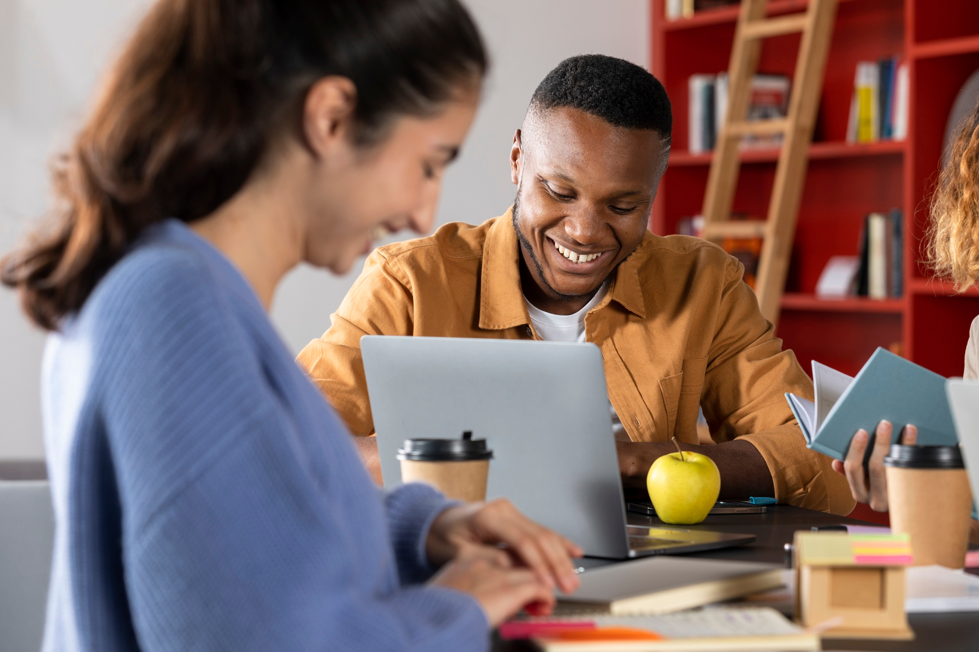 Entenda a conexão entre formação pedagógica, letras e biologia